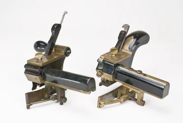 Rutevognsmagerens justerbare kompasplove, midten af 1800-tallet (træ, gunmetal og affjedret stål) (se også 701095)